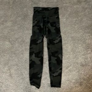 Green Camo atheltic leggings bearly worn really cute with pockets Old Nacy XS